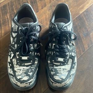 Nike Black and Gray Patterned Sneakers
